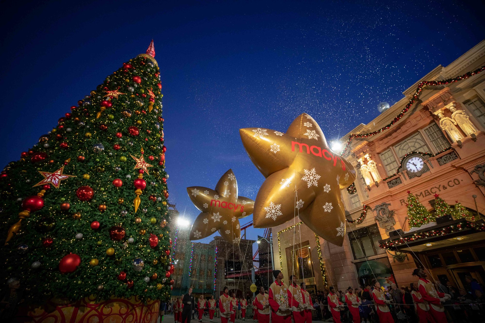 universal christmas tree and big gold macys star balloon